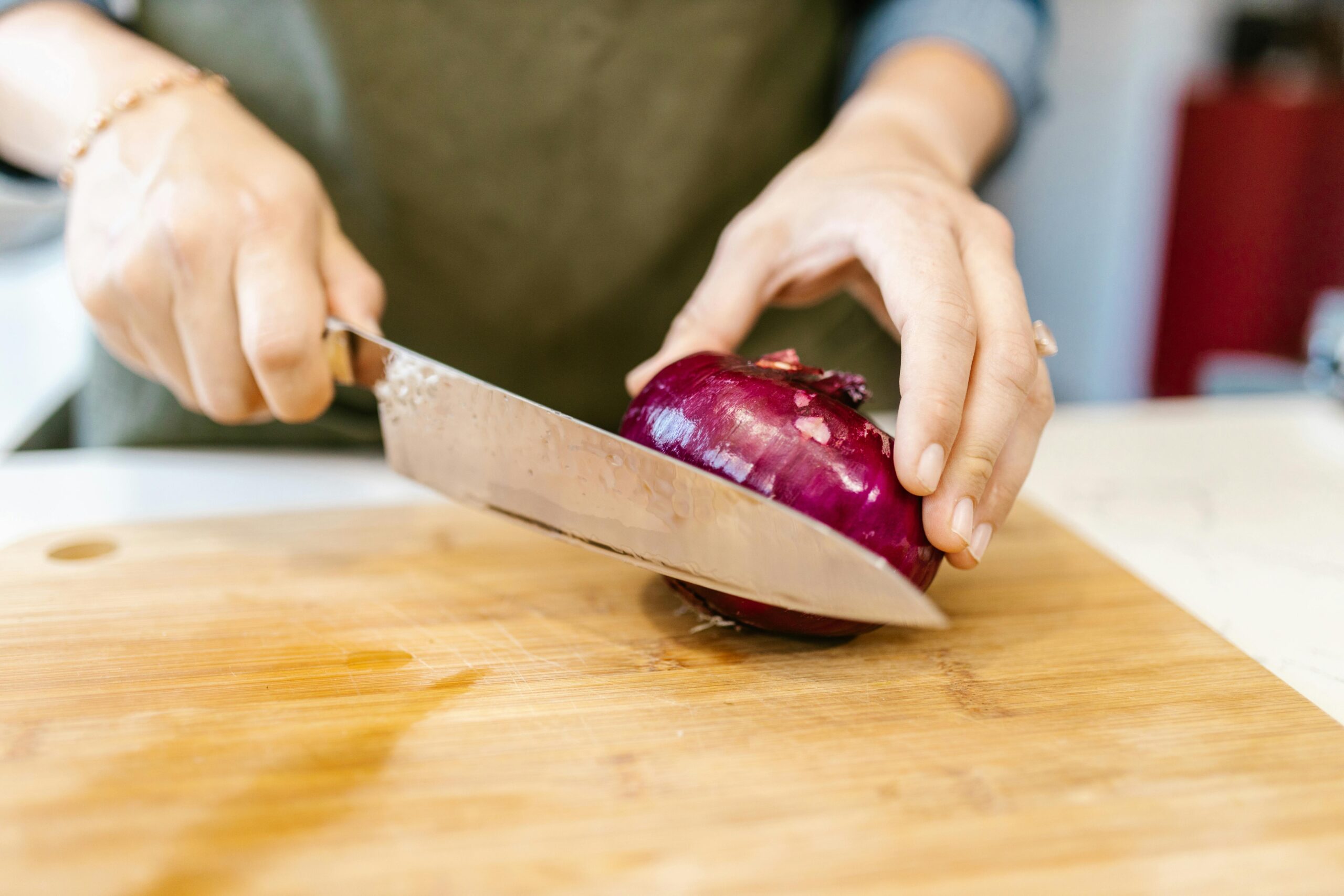 How To Cut An Onion Without Crying | Cinnamon Soul Cafe | Nat & Marks